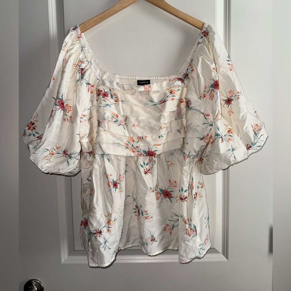 Torrid Cream Floral Puff Sleeve Blouse Womens Size 2 Whimsical Feminine